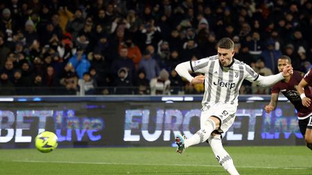 SALERNO, ITALY - FEBRUARY 07: Dusan Vlahovic of Juventus scores the 0-1 goal during the Serie A match between Salernitana and Juventus at Stadio Arechi on February 07, 2023 in Salerno, Italy. (Photo by Francesco Pecoraro/Getty Images)