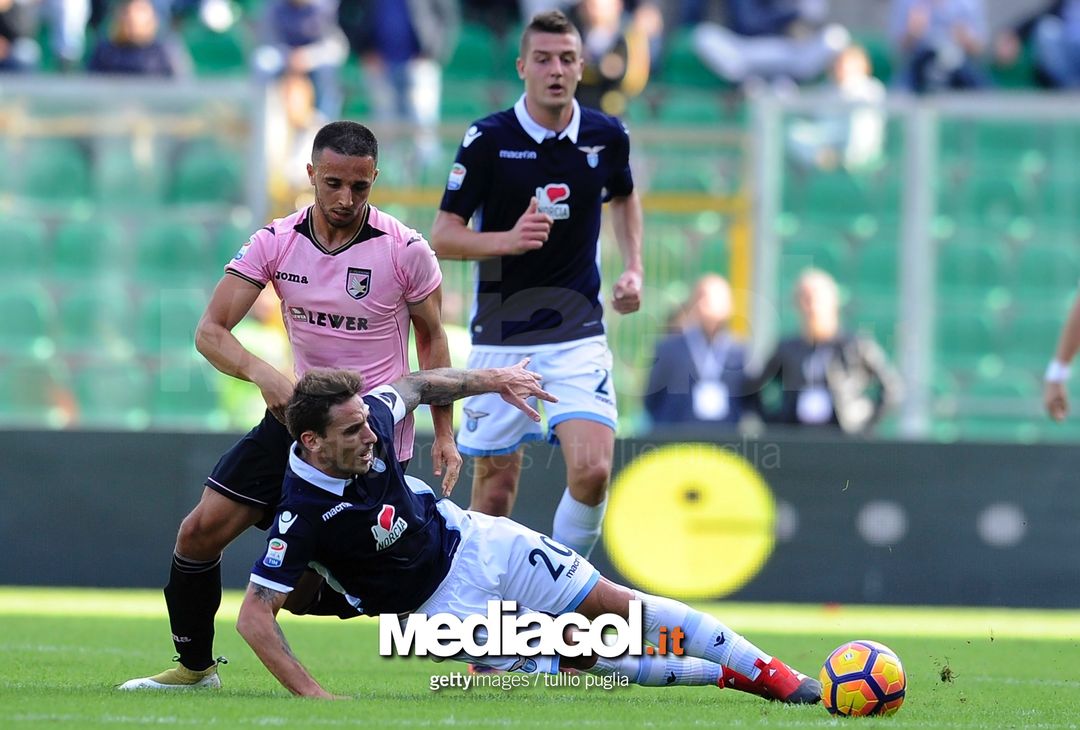  PALERMO, PALERMO - NOVEMBER 27:  Lucas Biglia of SS Lazio competes for the ball with Ouasim Bouy (L) of US Citta di Palermo during the Serie A match between US Citta di Palermo and SS Lazio at Stadio Renzo Barbera on November 27, 2016 in Palermo, Italy.  (Photo by Marco Rosi/Getty Images) 