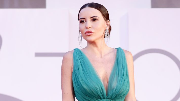 Getty Images  Marialuisa Jacobelli lascia senza fiato i fan: décolleté da urlo a Parigi - immagine 1