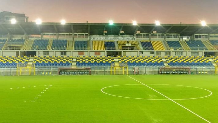 Il numero 10 disegnato sul terreno di gioco del Menti Il numero 10 disegnato sul terreno di gioco del Menti