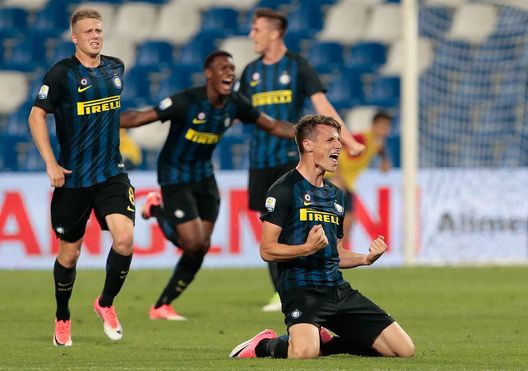  REGGIO NELL'EMILIA, ITALY - JUNE 08: Andrea Pinamonti of FC Internazionale Milano (R) celebrates the victory at the end of the Primavera TIM Playoffs match between FC Internazionale and AS Roma on June 8, 2017 in Reggio nell'Emilia, Italy. (Photo by Emilio Andreoli - Inter/Inter via Getty Images) 