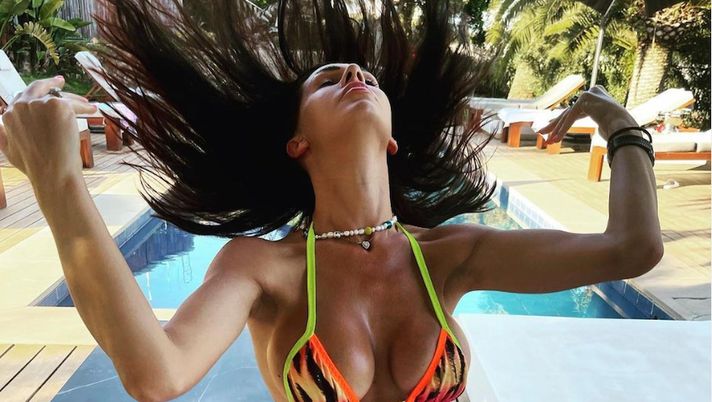 Erjona Sulejmani a Ibiza è al top: il decolleté è impressionante - immagine 1