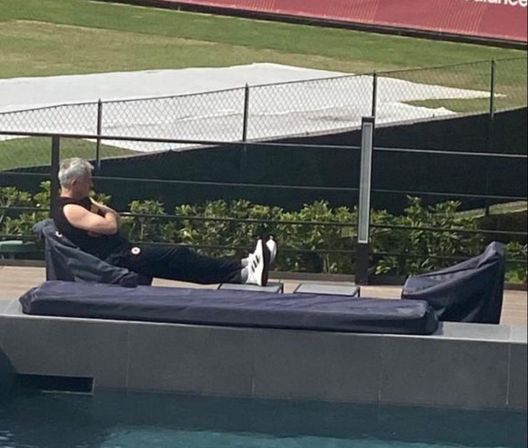 Instagram Mourinho Roma, Mourinho si gode il sole a Trigoria: relax per lo Special One - immagine 1