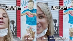 Lady Mertens e la gaffe (con bacio) davanti ai murales di Napoli: confonde Dries con…
