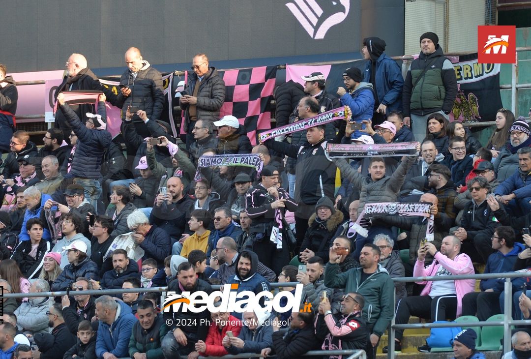 FOTOTIFO Palermo-Como 3-0, gli scatti ai tifosi al “Renzo Barbera” (GALLERY) - immagine 138