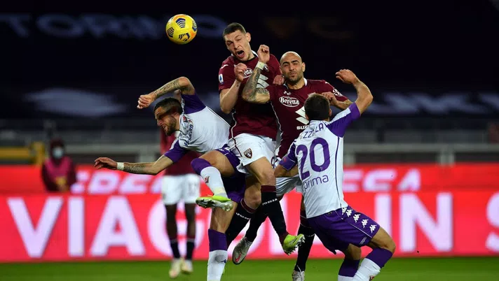 TURIN, ITALY - JANUARY 29: Andrea Belotti and Simone Zaza of Torino clash with Cristiano Biraghi and German Pezzella of Fiorentina during the Serie A match between Torino FC and ACF Fiorentina at Stadio Olimpico di Torino on January 29, 2021 in Turin, Italy. (Photo by Valerio Pennicino/Getty Images)