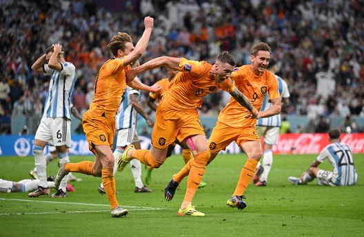 LUSAIL CITY, QATAR - DECEMBER 09: Wout Weghorst of Netherlands celebrates after scoring the team's second goal during the FIFA World Cup Qatar 2022 quarter final match between Netherlands and Argentina at Lusail Stadium on December 09, 2022 in Lusail City, Qatar. (Photo by Matthias Hangst/Getty Images) Pezzella che combini? Un errore dell’ex viola fa pareggiare l’Olanda- immagine 2