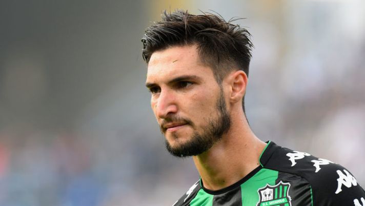 FERRARA, ITALY - OCTOBER 22: Matteo Politano of US Sassuolo looks on during the Serie A match betweenSpal and US Sassuolo at Stadio Paolo Mazza on October 22, 2017 in Ferrara, Italy. (Photo by Alessandro Sabattini/Getty Images) Sky: “Politano-Napoli, accetterebbe la panchina. Momenti di tensione, ma il Sassuolo…” - immagine 1
