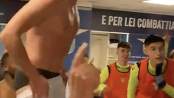 Lazio, dopo aver affondato la Roma nello spogliatoio scoppia la bolgia (video)