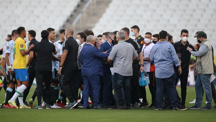 SAO PAULO, BRAZIL - SEPTEMBER 05: Health authorities interrupt the match as they argue with players of Brazil and Argentina during a match between Brazil and Argentina as part of South American Qualifiers for Qatar 2022 at Arena Corinthians on September 05, 2021 in Sao Paulo, Brazil. (Photo by Alexandre Schneider/Getty Images) In Argentina ne sono certi: la sfida in Brasile non si rigioca e l’albiceleste avrà i tre punti - immagine 1
