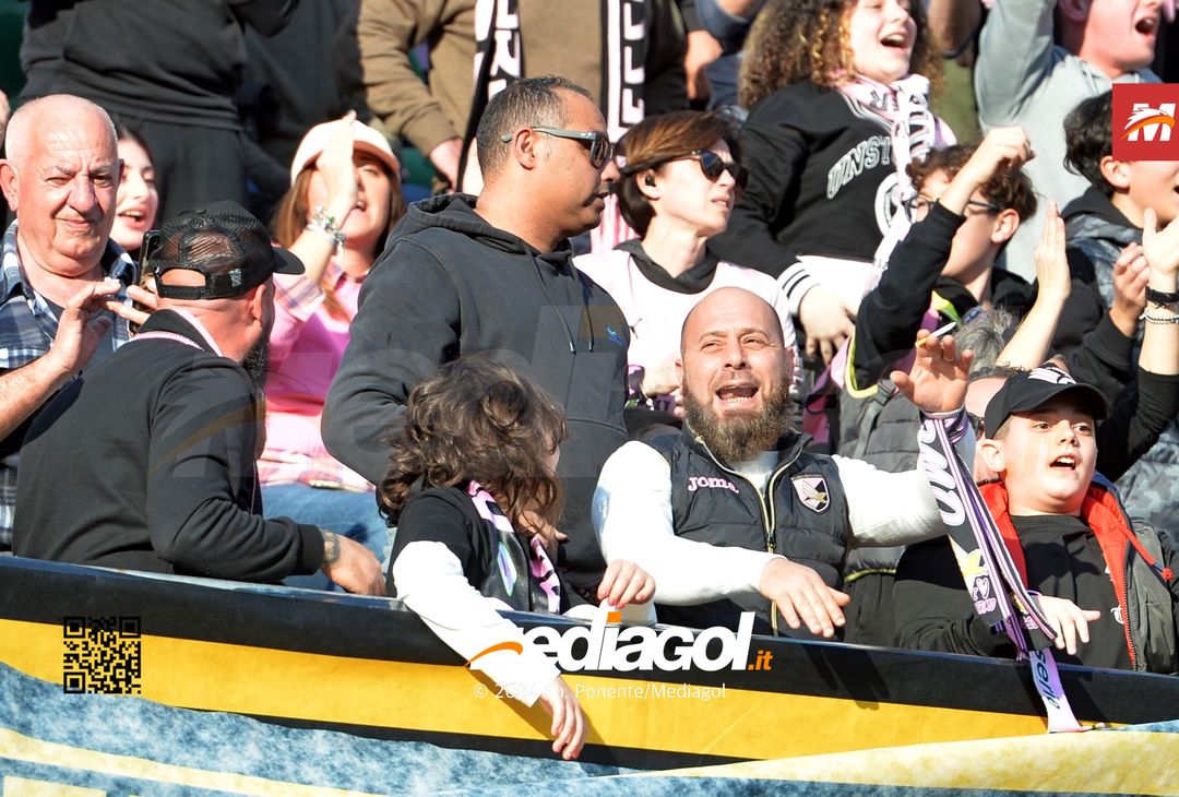 FOTOTIFO Palermo-Como 3-0, gli scatti ai tifosi al “Renzo Barbera” (GALLERY) - immagine 74