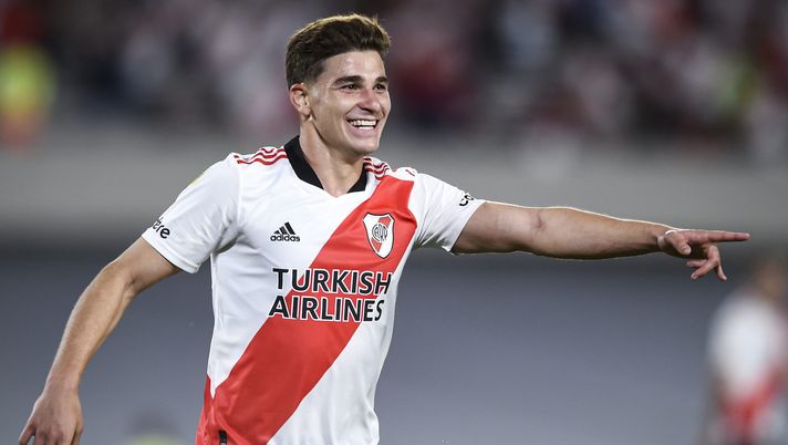 BUENOS AIRES, ARGENTINA - OCTOBER 25: Julian Alvarez of River Plate celebrates after scoring the second goal of his team during a match between River Plate and Argentinos Juniors as part of Torneo Liga Profesional 2021 at Estadio Monumental Antonio Vespucio Liberti on October 25, 2021 in Buenos Aires, Argentina. (Photo by Marcelo Endelli/Getty Images) Julian Alvarez