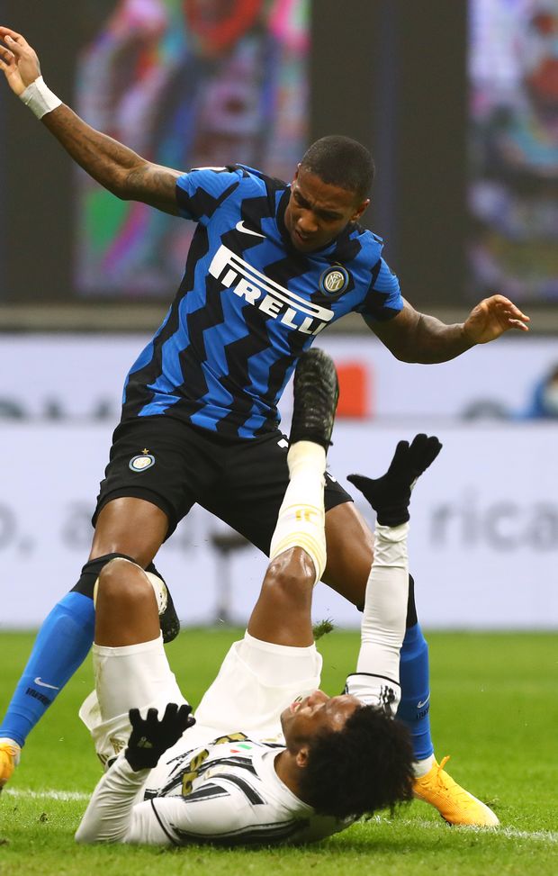 MILAN, ITALY - FEBRUARY 02: Ashley Young of Internazionale fouls Juan Cuadrado of Juventus in the penalty box which leads to a penalty during the Coppa Italia semi-final match between FC Internazionale and Juventus at Stadio Giuseppe Meazza on February 02, 2021 in Milan, Italy. Sporting stadiums around Italy remain under strict restrictions due to the Coronavirus Pandemic as Government social distancing laws prohibit fans inside venues resulting in games being played behind closed doors. (Photo by Marco Luzzani/Getty Images) MILAN, ITALY - FEBRUARY 02: Ashley Young of Internazionale fouls Juan Cuadrado of Juventus in the penalty box which leads to a penalty during the Coppa Italia semi-final match between FC Internazionale and Juventus at Stadio Giuseppe Meazza on February 02, 2021 in Milan, Italy. Sporting stadiums around Italy remain under strict restrictions due to the Coronavirus Pandemic as Government social distancing laws prohibit fans inside venues resulting in games being played behind closed doors. (Photo by Marco Luzzani/Getty Images)