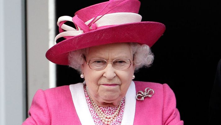 EPSOM, ENGLAND - JUNE 04: Queen Elizabeth II reacts after her horse Carlton House comes in third in the Epsom Derby at Epsom Downs racecourse on June 4, 2011 in Epsom, England. Carlton Hall had been the Bookmakers favourite to win the Derby, but lost out to Pour Moi. (Photo by Matthew Lloyd/Getty Images) Liverpool-Ajax, la preoccupazione: i tifosi dei Reds potrebbero fischiare nel minuto di silenzio per la Regina - immagine 1