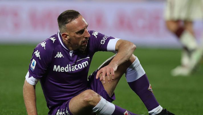 FLORENCE, ITALY - MARCH 03: Franck Ribery of ACF Fiorentina shows his dejection during the Serie A match between ACF Fiorentina and AS Roma at Stadio Artemio Franchi on March 3, 2021 in Florence, Italy. (Photo by Gabriele Maltinti/Getty Images) Ribery, la moglie allarma con una foto: gamba fasciata, così Franck si è dovuto arrendere - immagine 1