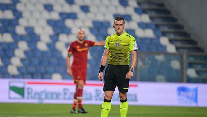 REGGIO NELL'EMILIA, ITALY - MAY 31: The referee Michele Giordano looks on during the Primavera 1 final match between AS Roma and FC Internazionale at Mapei Stadium - Citta' del Tricolore on May 31, 2022 in Reggio nell'Emilia, Italy. (Photo by Fabio Rossi/AS Roma via Getty Images) L’arbitro e i sospetti dei tifosi: anche la designazione di Giordano agita il derby calabrese - immagine 1