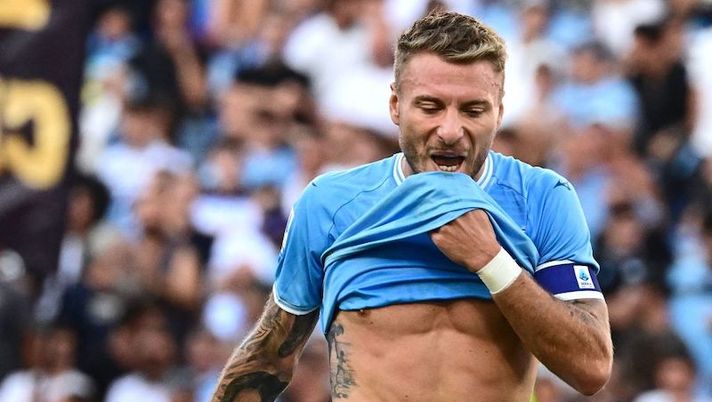 Lazios Italian forward Ciro Immobile reacts during the Italian Serie A football match betwen Lazio and Hellas Verona at the Olympic stadium in Rome on September 11, 2022. (Photo by Vincenzo PINTO / AFP) (Photo by VINCENZO PINTO/AFP via Getty Images) Infortunio Immobile, Sky: “Sicuramente salta tre gare: cosa filtra verso il derby” - immagine 1