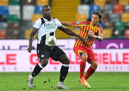  UDINE, ITALY - JULY 29: Stefano Okaka of Udinese Calcio competes for the ball with Jacopo Petriccione of US Lecce during the Serie A match between Udinese Calcio and US Lecce at Stadio Friuli on July 29, 2020 in Udine, Italy. (Photo by Alessandro Sabattini/Getty Images) 