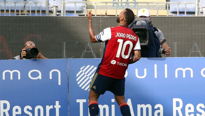 CAGLIARI, ITALY - OCTOBER 25: Joao Pedro of Cagliari celebrates his goal 4-2 during the Serie A match between Cagliari Calcio and FC Crotone at Sardegna Arena on October 25, 2020 in Cagliari, Italy. (Photo by Enrico Locci/Getty Images) Serie A, la miglior percentuale realizzativa dal 2012: Sassuolo top al 30,3%, Joao Pedro il più decisivo - immagine 1