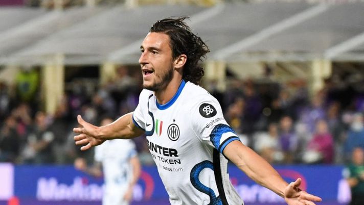 Inter Milan's Italian defender Matteo Darmian celebrates after scoring a goal during the Italian Serie A football match between ACF Fiorentina and Inter Milan at The Artemio Franchi Stadium in Florence, on September 21, 2021. (Photo by ANDREAS SOLARO / AFP) (Photo by ANDREAS SOLARO/AFP via Getty Images) Inter, 1-1 in amichevole col Betis grazie a Darmian: c’è l’assist per Mkhitaryan - immagine 1