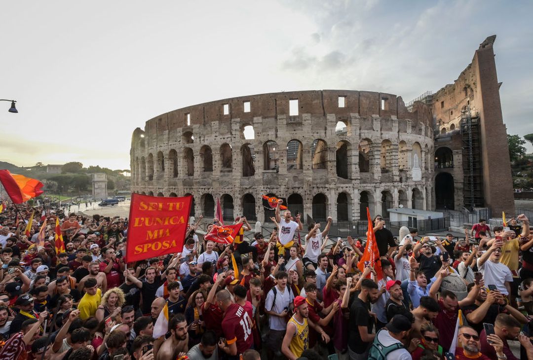 Roma, il popolo giallorosso in festa visto dal pullman della squadra – FOTO GALLERY - immagine 81