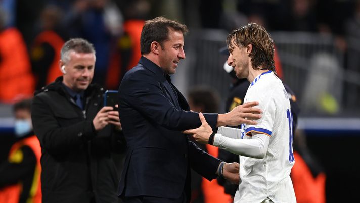 MADRID, SPAIN - APRIL 12: Luka Modric of Real Madrid is congratulated by Alessandro Del Piero after the UEFA Champions League Quarter Final Leg Two match between Real Madrid and Chelsea FC at Estadio Santiago Bernabeu on April 12, 2022 in Madrid, Spain. (Photo by Shaun Botterill/Getty Images) Del Piero: “Ancelotti è riuscito a fare dei cambi che hanno cambiato la partita” - immagine 1