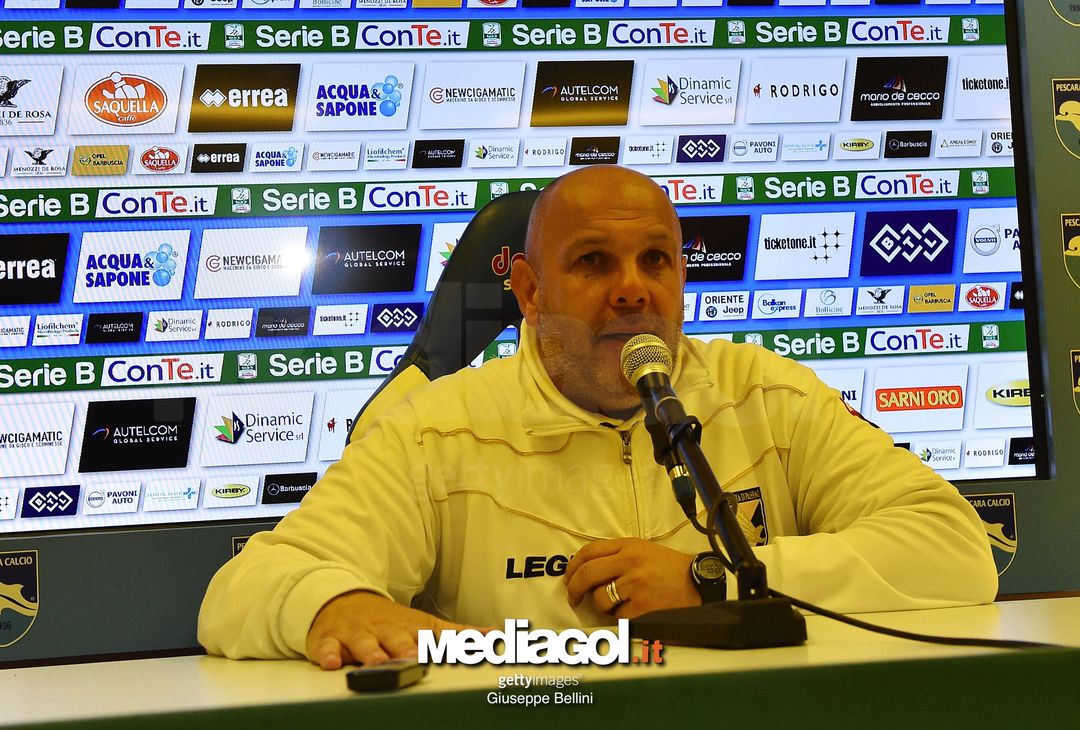  PESCARA, ITALY - NOVEMBER 03: Bruno Tedino head coach of US Città di Palermo FC during press conference after the Serie B match between Pescara Calcio and US Citta di Palermo FC at Stadio Adriatico Giovanni Cornacchia on November 3, 2017 in Pescara, Italy.  (Photo by Giuseppe Bellini/Getty Images) 