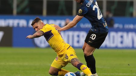 MILAN, ITALY - MARCH 19: Hakan Calhanoglu of FC Internazionale battles for the ball with Lucas Torreira of ACF Fiorentina during the Serie A match between FC Internazionale and ACF Fiorentina at Stadio Giuseppe Meazza on March 19, 2022 in Milan, Italy. (Photo by Emilio Andreoli - Inter/Inter via Getty Images) MILAN, ITALY - MARCH 19: Hakan Calhanoglu of FC Internazionale battles for the ball with Lucas Torreira of ACF Fiorentina during the Serie A match between FC Internazionale and ACF Fiorentina at Stadio Giuseppe Meazza on March 19, 2022 in Milan, Italy. (Photo by Emilio Andreoli - Inter/Inter via Getty Images)
