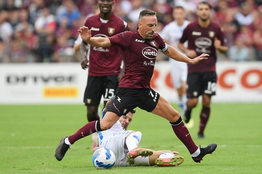 SALERNO, ITALY - OCTOBER 23: Franck Ribery of US Salernitana vies with Petar Stojanovic of Empoli FC during the Serie A match between US Salernitana and Empoli FC at Stadio Arechi on October 23, 2021 in Salerno, Italy. (Photo by Francesco Pecoraro/Getty Images) SALERNO, ITALY - OCTOBER 23: Franck Ribery of US Salernitana vies with Petar Stojanovic of Empoli FC during the Serie A match between US Salernitana and Empoli FC at Stadio Arechi on October 23, 2021 in Salerno, Italy. (Photo by Francesco Pecoraro/Getty Images)