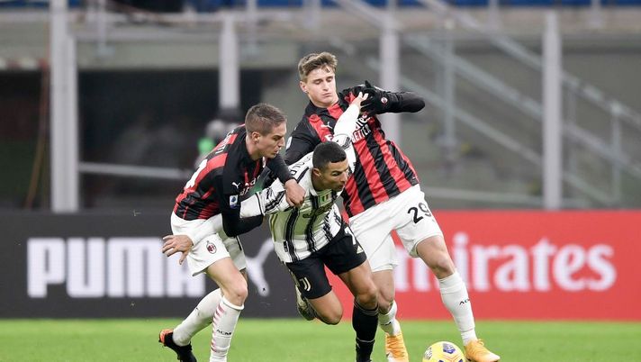 MILAN, ITALY - JANUARY 06: Cristiano Ronaldo of Juventus fights for the ball with Andrea Conti (L) and Lorenzo Colombo of AC Milan during the Serie A match between AC Milan and Juventus at Stadio Giuseppe Meazza on January 06, 2021 in Milan, Italy. Sporting stadiums around Italy remain under strict restrictions due to the coronavirus pandemic as government social distancing laws prohibit fans inside venues resulting in games being played behind closed doors. (Photo by Daniele Badolato - Juventus FC/Juventus FC via Getty Images) Lecce, Lollo Colombo e il suo derby personale: “Inter? Spero di fare un favore al Milan” - immagine 1
