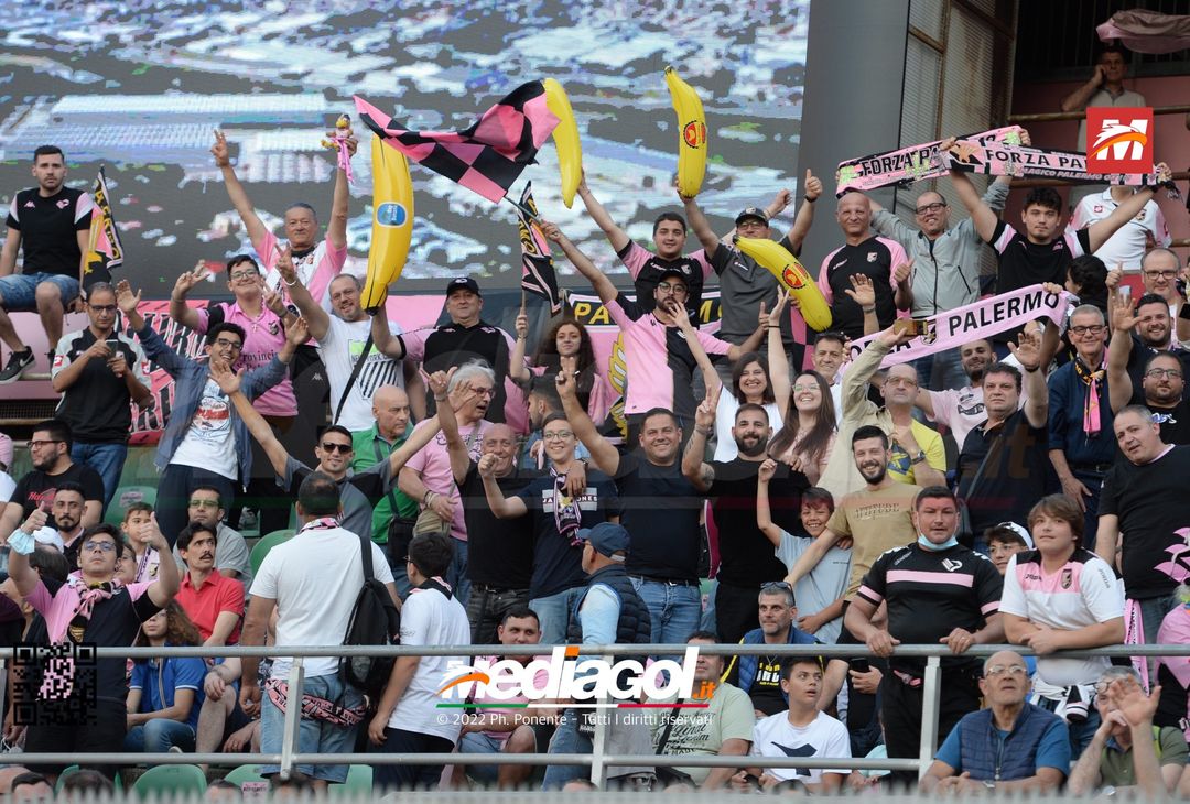 Fototifo, i tifosi allo stadio per Palermo-Feralpisaló 1-0 (gallery) - immagine 45