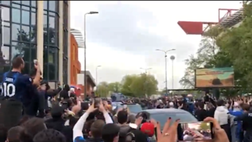 VIDEO Inter-Milan, l’arrivo delle squadre a “San Siro”: cori e fumogeni dai tifosi