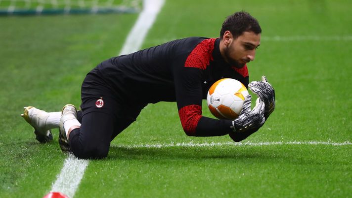 MILAN, ITALY - NOVEMBER 05: Gianluigi Donnarumma of AC Milan during the warm up before the UEFA Europa League Group H stage match between AC Milan and LOSC Lille at San Siro Stadium on November 5, 2020 in Milan, Italy. (Photo by Marco Luzzani/Getty Images) MILAN, ITALY - NOVEMBER 05: Gianluigi Donnarumma of AC Milan during the warm up before the UEFA Europa League Group H stage match between AC Milan and LOSC Lille at San Siro Stadium on November 5, 2020 in Milan, Italy. (Photo by Marco Luzzani/Getty Images)