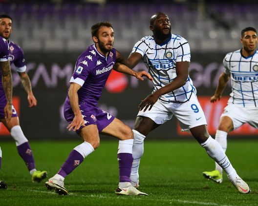  FLORENCE, ITALY - FEBRUARY 05: Romelu Lukaku of FC Internazionale competes for the ball with German Pezzella of ACF Fiorentina during the Serie A match between ACF Fiorentina and FC Internazionale at Stadio Artemio Franchi on February 05, 2021 in Florence, Italy. (Photo by Claudio Villa - Inter/Inter via Getty Images) 