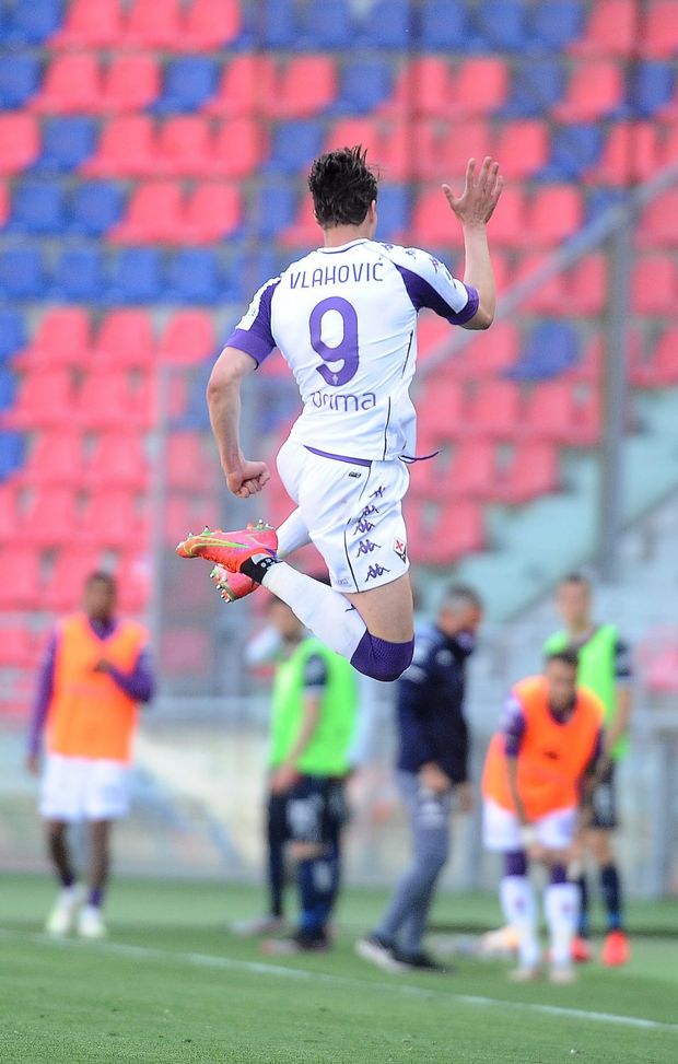 BOLOGNA, ITALY - MAY 02: Dusan Vlahovic of ACF Fiorentina celebrates after scoring his team's third and his personal second goal during the Serie A match between Bologna FC and ACF Fiorentina at Stadio Renato Dall'Ara on May 02, 2021 in Bologna, Italy. Sporting stadiums around Italy remain under strict restrictions due to the Coronavirus Pandemic as Government social distancing laws prohibit fans inside venues resulting in games being played behind closed doors. (Photo by Mario Carlini / Iguana Press/Getty Images) BOLOGNA, ITALY - MAY 02: Dusan Vlahovic of ACF Fiorentina celebrates after scoring his team's third and his personal second goal during the Serie A match between Bologna FC and ACF Fiorentina at Stadio Renato Dall'Ara on May 02, 2021 in Bologna, Italy. Sporting stadiums around Italy remain under strict restrictions due to the Coronavirus Pandemic as Government social distancing laws prohibit fans inside venues resulting in games being played behind closed doors. (Photo by Mario Carlini / Iguana Press/Getty Images)