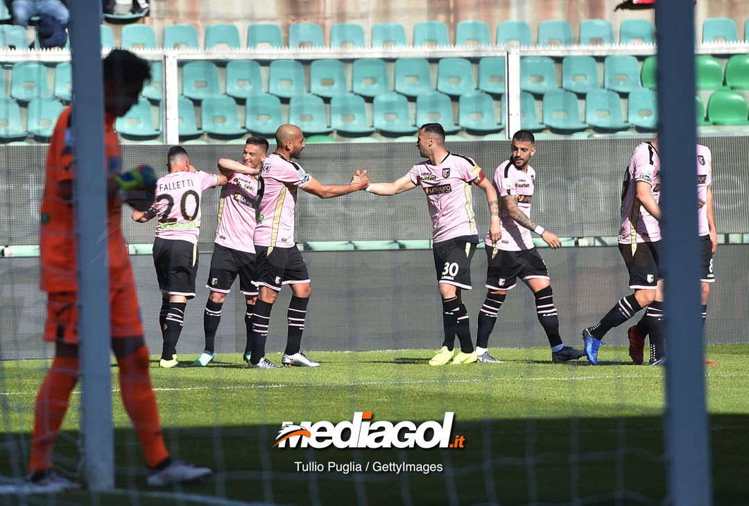  PALERMO, ITALY - MARCH 17: Cesar Falletti of Palermo celebrates after scoring the opening goal during the Serie B match between US Citta di Palermo and Carpi FC at Stadio Renzo Barbera on March 17, 2019 in Palermo, Italy. (Photo by Tullio M. Puglia/Getty Images) 