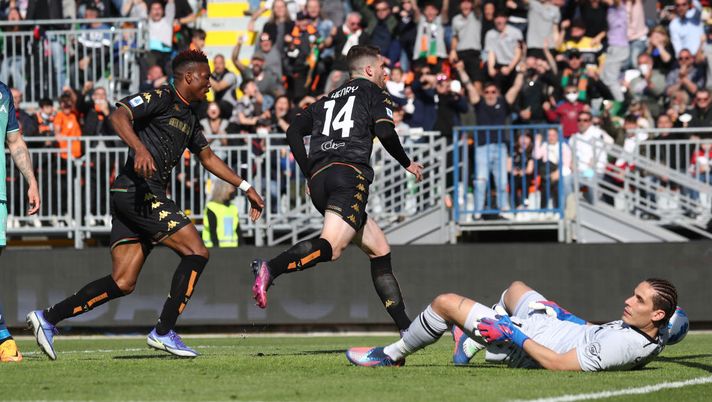 VENICE, ITALY - APRIL 10: Thomas Henry of Venezia celebrates the equalizing goal during the Serie A match between Venezia FC v Udinese Calcio on April 10, 2022 in Venice, Italy. (Photo by Maurizio Lagana/Getty Images) Rigori contro, nessuno peggio del Venezia: 2022 horribilis come il Rayo Vallecano… - immagine 1