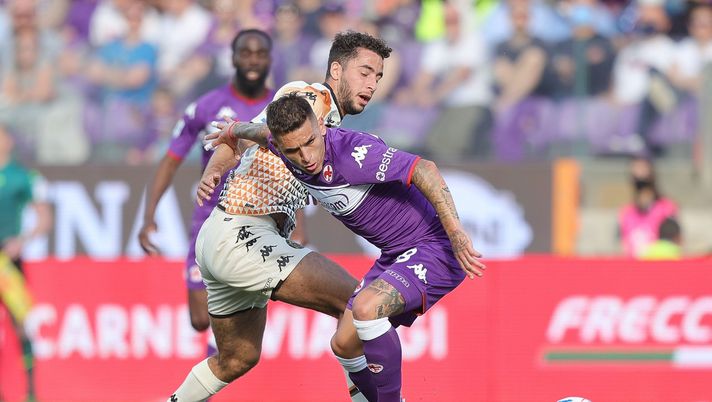 FLORENCE, ITALY - APRIL 16: Lucas Torreira of ACF Fiorentina in action against Sofian Kiyine of Venezia FC during the Serie A match between ACF Fiorentina and Venezia FC at Stadio Artemio Franchi on April 17, 2022 in Florence, Italy. (Photo by Gabriele Maltinti/Getty Images) MERCATO