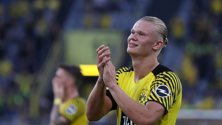 DORTMUND, GERMANY - AUGUST 14: Erling Haaland of Borussia Dortmund applauds the fans following victory in the Bundesliga match between Borussia Dortmund and Eintracht Frankfurt at Signal Iduna Park on August 14, 2021 in Dortmund, Germany. (Photo by Joosep Martinson/Getty Images,) DORTMUND, GERMANY - AUGUST 14: Erling Haaland of Borussia Dortmund applauds the fans following victory in the Bundesliga match between Borussia Dortmund and Eintracht Frankfurt at Signal Iduna Park on August 14, 2021 in Dortmund, Germany. (Photo by Joosep Martinson/Getty Images,)