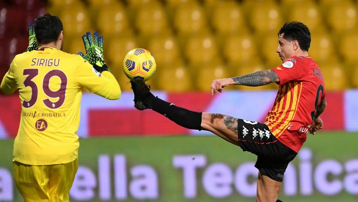 BENEVENTO, ITALY - JANUARY 22: Gianluca Lapadula of Benevento reaches for the ball ahead of Salvatore Sirigu of Torino during the Serie A match between Benevento Calcio and Torino FC  at Stadio Ciro Vigorito on January 22, 2021 in Benevento, Italy. (Photo by Francesco Pecoraro/Getty Images) 