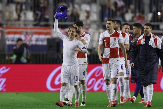 Modric festeggia la vittoria contro la Francia assieme ai suoi compagni di squadra. (Photo by Damir SENCAR / AFP) (Photo by DAMIR SENCAR/AFP via Getty Images) Croazia-Francia finisce due a zero: segnano Budimir e Perisic, Livakovic decisivo- immagine 2