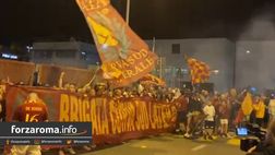 VIDEO – Euforia anche a Fiumicino: tifosi in attesa del rientro della Roma