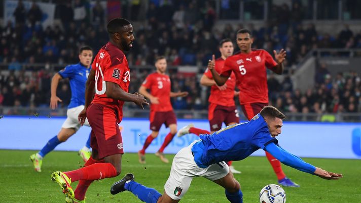 ROME, ITALY - NOVEMBER 12: Domenico Berardi of Italy competes for the ball with Ulisses Garcia of Switzerland during the 2022 FIFA World Cup Qualifier match between Italy and Switzerland at Stadio Olimpico on November 12, 2021 in Rome, Italy . (Photo by Claudio Villa/Getty Images) Azzurri, il rigore certo: ma anche altro… - immagine 1
