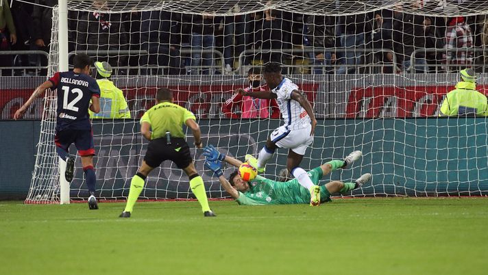 CAGLIARI, ITALY - NOVEMBER 06: Duvan Zapata of Atalanta scores his goal 1-2 during the Serie A match between Cagliari Calcio v Atalanta BC at Sardegna Arena on November 06, 2021 in Cagliari, Italy. (Photo by Enrico Locci/Getty Images) Pagelle Cagliari – Atalanta 1-2: Pasalic e Zapata affossano Joao Pedro e compagni – Voti Fantacalcio - immagine 1