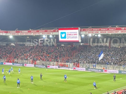 Derby perso, Hertha sotto la curva a fine gara: i tifosi ributtano una maglia contro i giocatori- immagine 2
