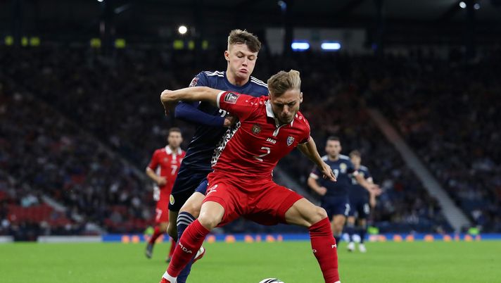 GLASGOW, SCOTLAND - SEPTEMBER 04: Oleg Reabciuk of Moldova is challenged by Nathan Patterson of Scotland during the 2022 FIFA World Cup Qualifier match between Scotland and Moldova at Hampden Park on September 04, 2021 in Glasgow, Scotland. (Photo by Ian MacNicol/Getty Images) Bologna – Gli aggiornamenti sul mercato in entrata- immagine 1