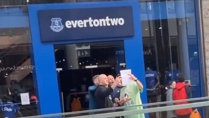 Liverpool, i tifosi vogliono cantare YNWA allo store dell’Everton, ma non conoscono le parole - immagine 1