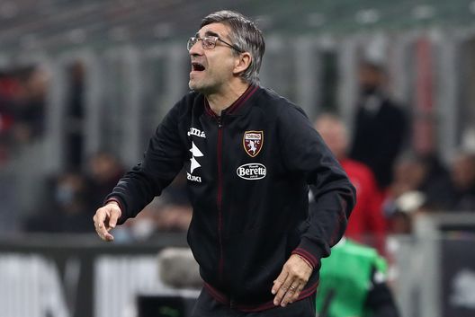 MILAN, ITALY - OCTOBER 26: Ivan Juric, Head Coach of Torino FC gives their side instructions during the Serie A match between AC Milan and Torino FC at Stadio Giuseppe Meazza on October 26, 2021 in Milan, Italy. (Photo by Marco Luzzani/Getty Images)