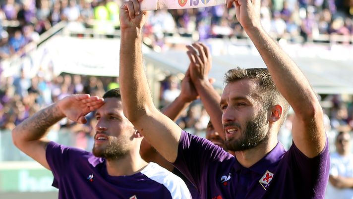 German Pezzella of ACF Fiorentina mostra la fascia nel ricordo di Davide Astori (Photo by Gabriele Maltinti/Getty Images) Pezzella