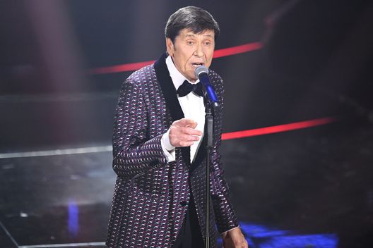 Sanremo, siparietto tra Gianni Morandi e Alessandro Siani: “Forza Napoli!”- immagine 2